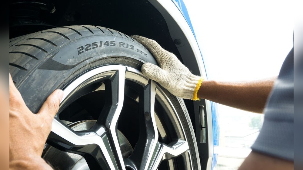 How to Check Tire Pressure Without a Gauge